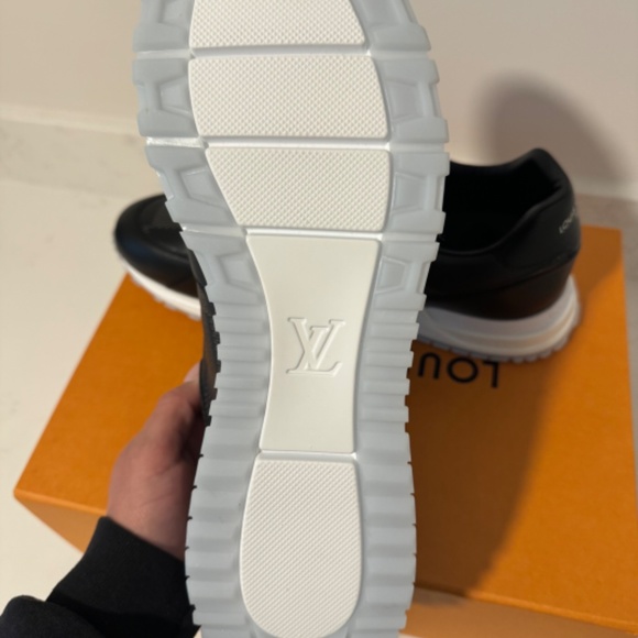 Louis Vuitton Men’s Run away shoe - Picture 4 of 5